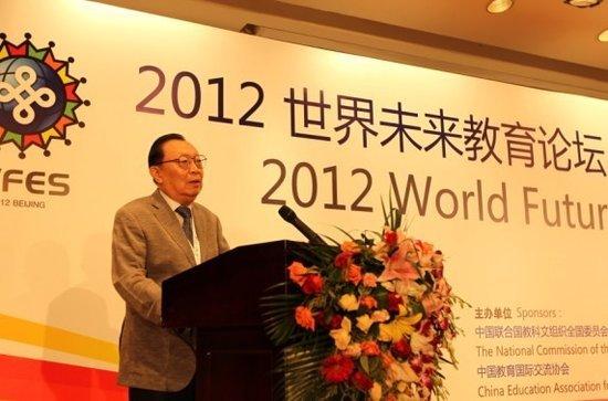 国家教育咨询委员会委员,国家总督学顾问陶西平先生主持论坛